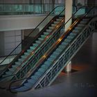 - eine Rolltreppe Flughafen Düsseldorf -