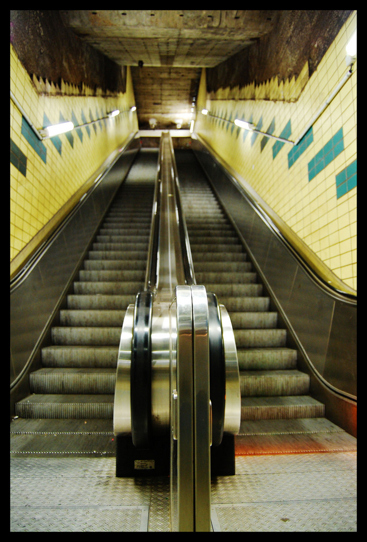 eine Rolltreppe irgendwo in einer Hamburger Unterführung