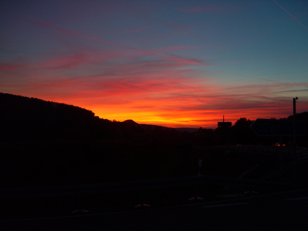 eine rote Sonne geht unter