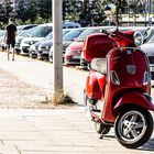  eine rote Vespa (Farbe Rot)