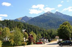 eine ruhige Straße in Seefeld in Tirol