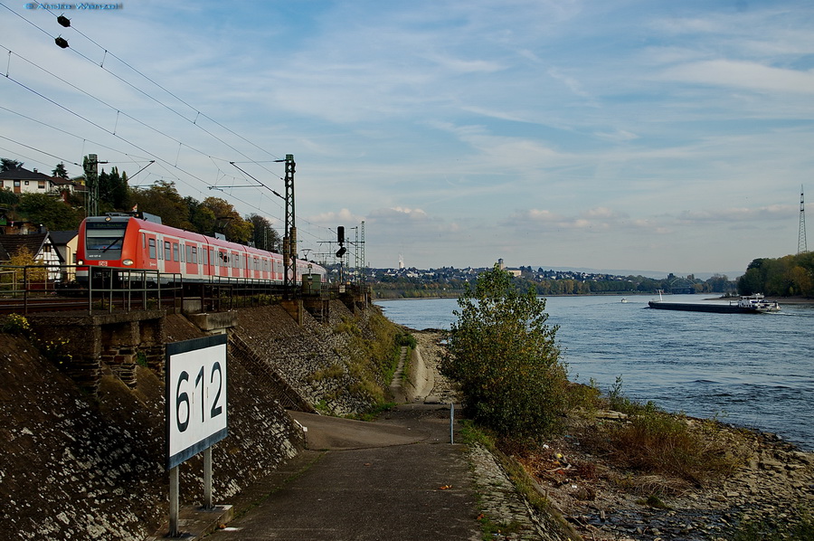 Eine S-Bahn am Rhein