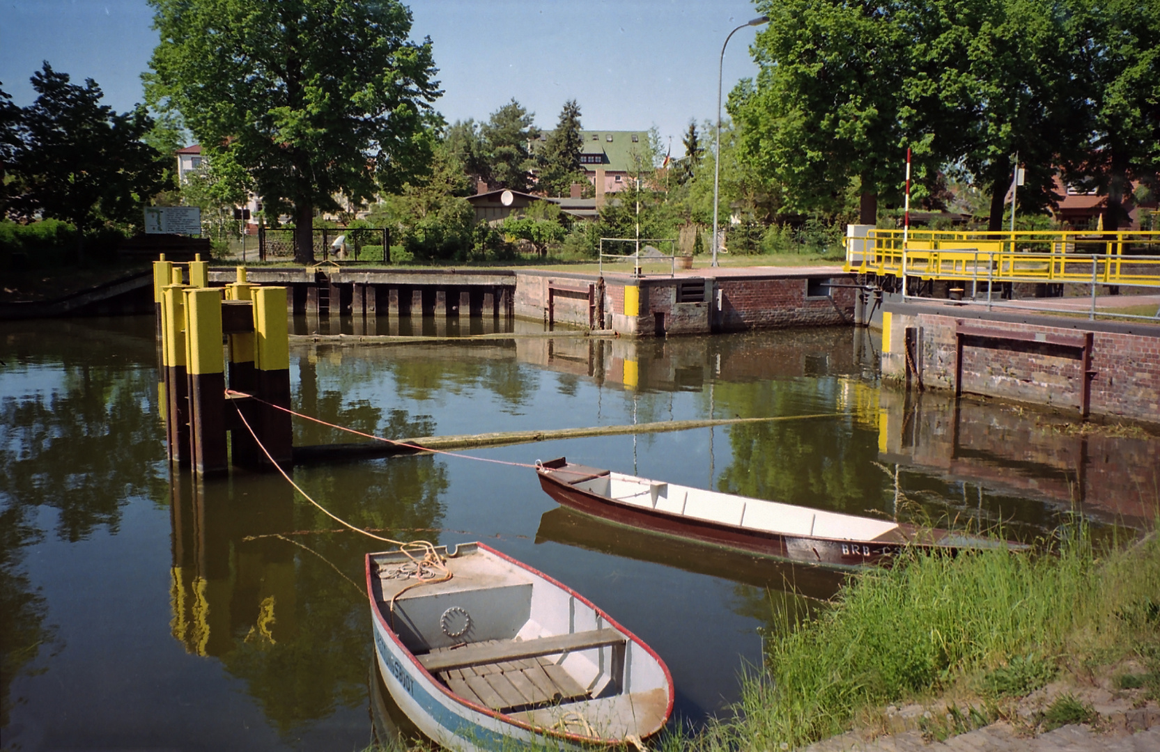 Eine Schleuse mit Spiegelungen