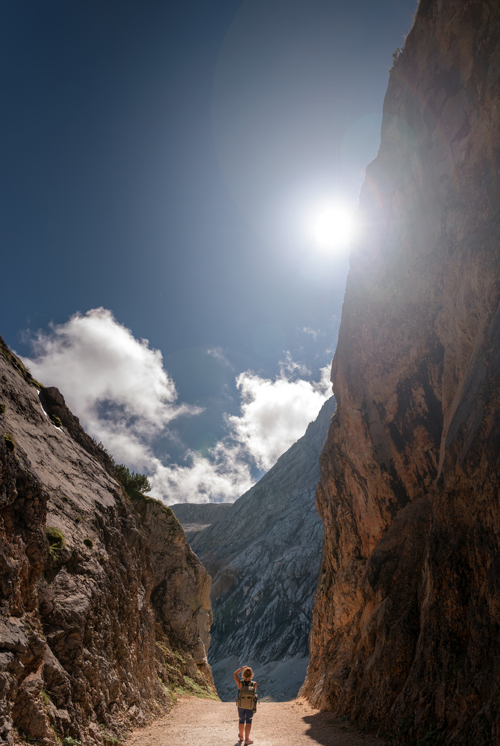 Eine schmale Schlucht beim Abstieg der Albspitz bei kaiserlichem Wetter