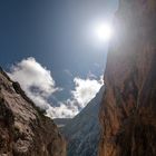 Eine schmale Schlucht beim Abstieg der Albspitz bei kaiserlichem Wetter