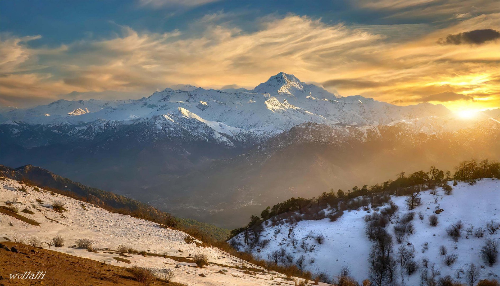 Eine schneebedeckte Berglandschaft in den Abendstunden