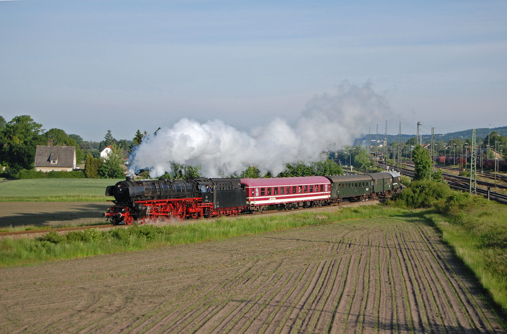 Eine Schnellzuglok auf der Nebenbahn