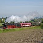 Eine Schnellzuglok auf der Nebenbahn