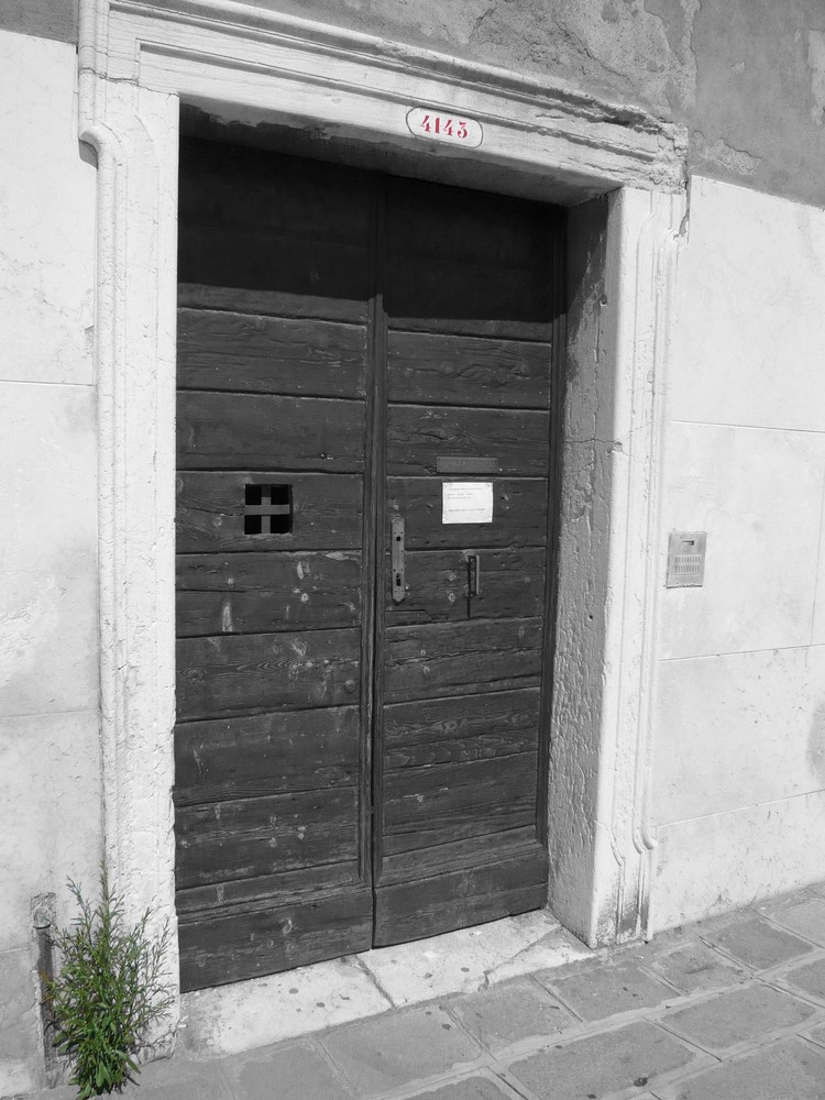 Eine schöne alte Tür in Venedig