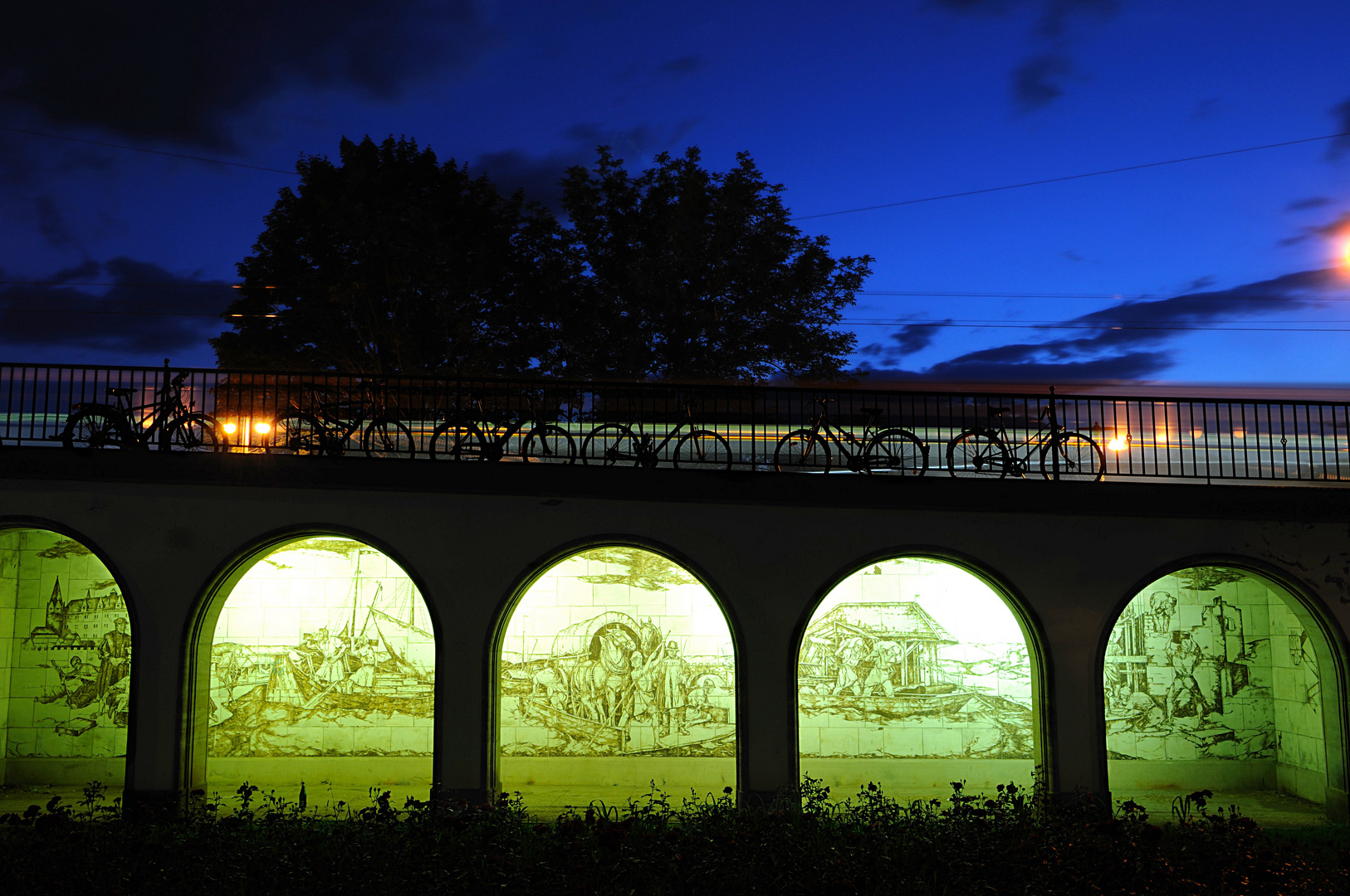 Eine schöne Brücke zur blauen Stunde