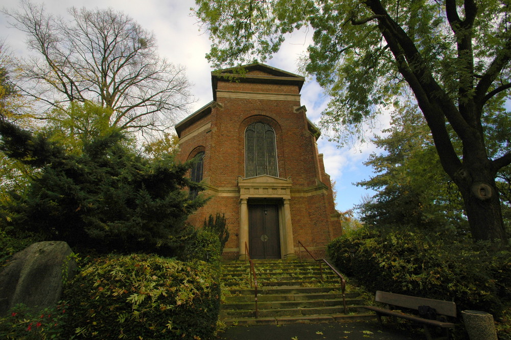 Eine schöne Kapelle steht erhaben auf einer Anhöhe