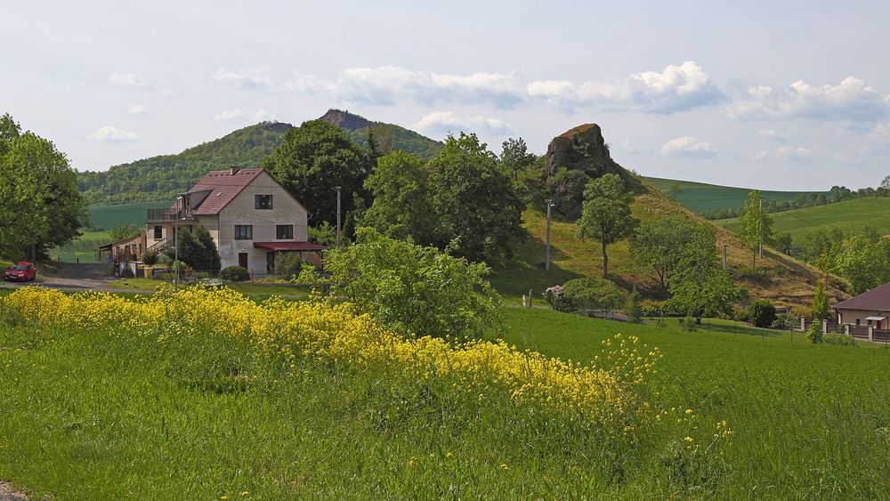 Eine schöne Sache wenn man mitten im Dorf so einen kleinen Felsen stehen hat...