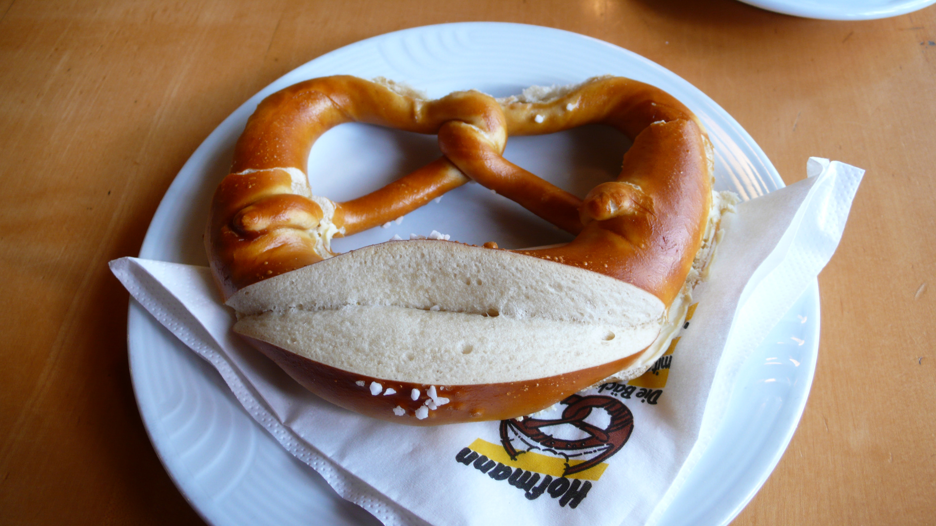 eine schwäbische Butterbrezel nach dem Spaziergang im Weinberg