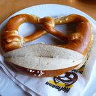 eine schwäbische Butterbrezel nach dem Spaziergang im Weinberg