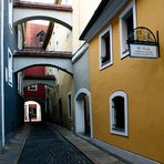 eine schwarze Gasse in einer alten Stadt