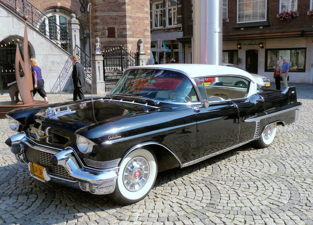 Eine schwarze Hochzeitskutsche vor dem Rathaus in VENLO/Niederlande