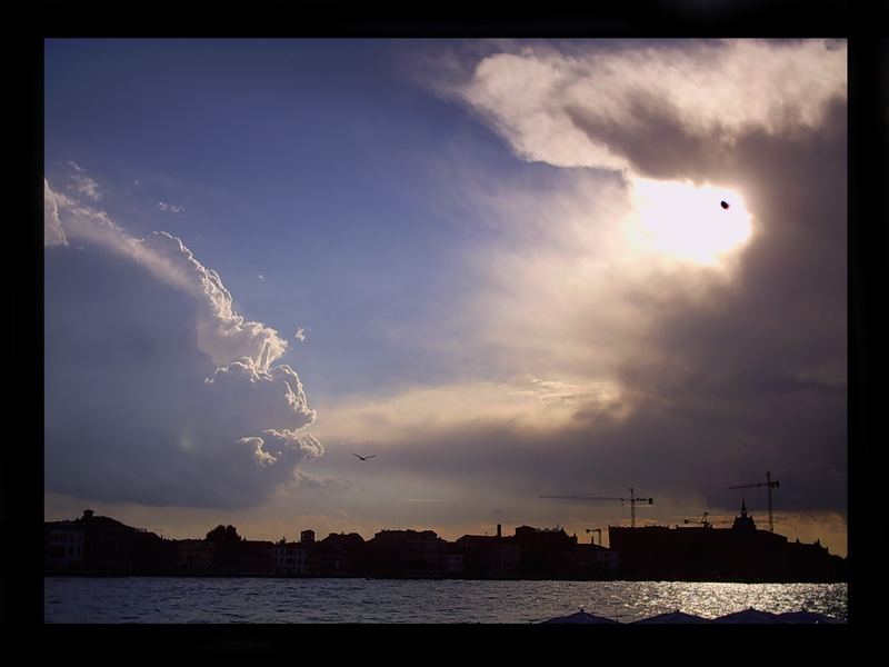 eine schwarze Sonne über Venedig