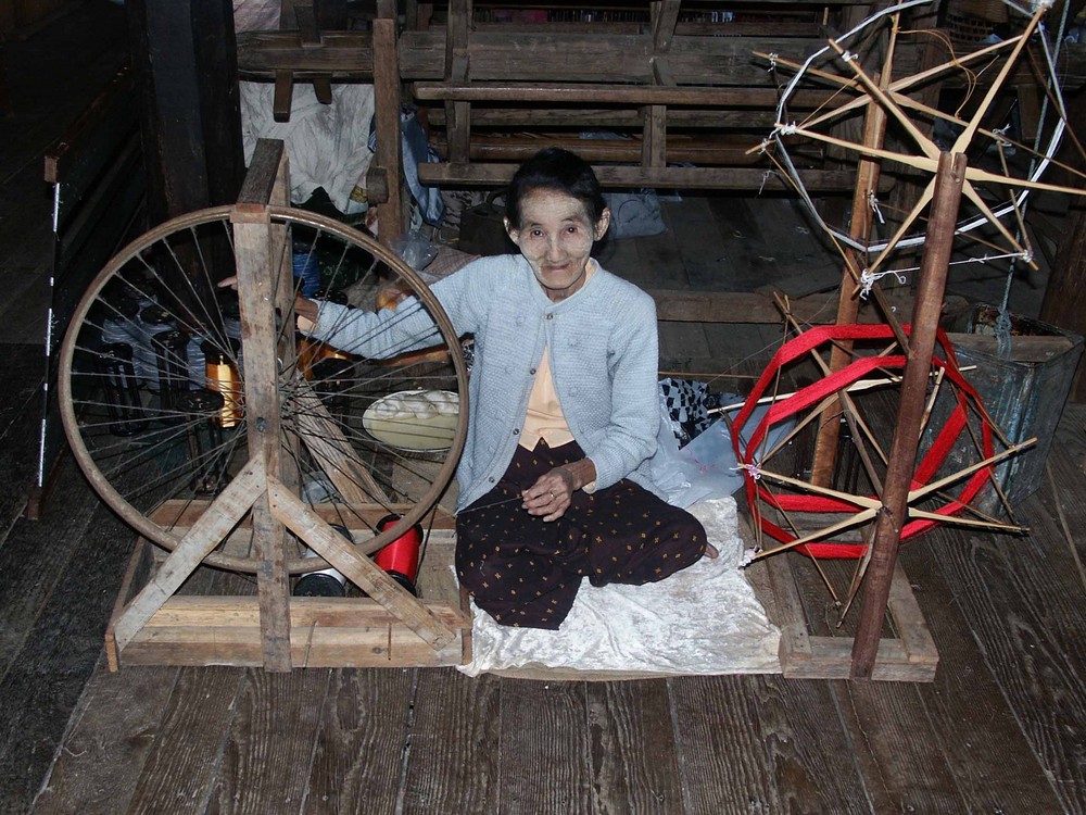 Eine Seidenspinnerin am Inle Lake