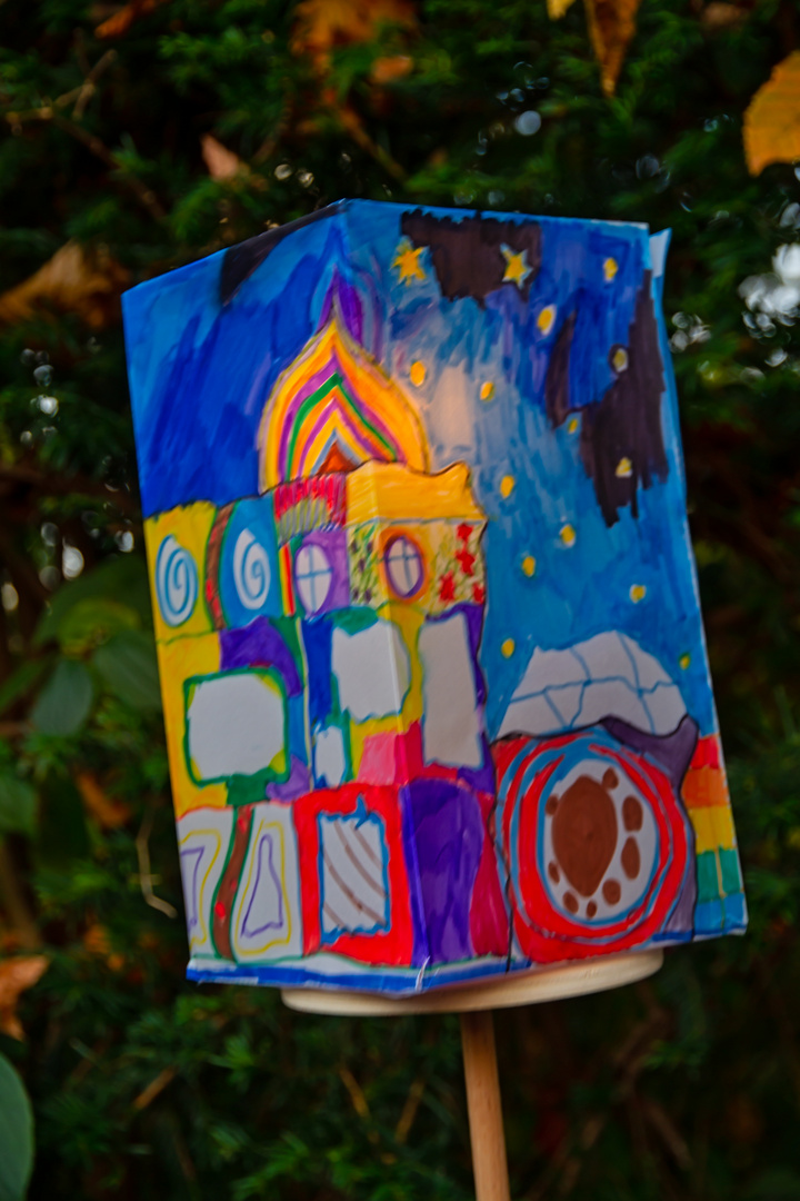 Eine selbst gebastelte Hundertwasser-Laterne