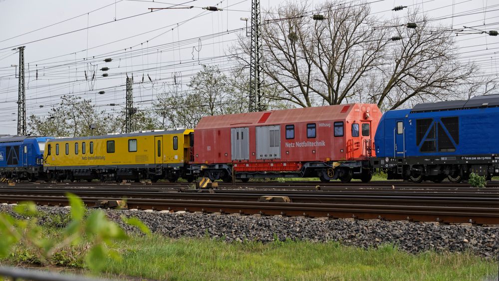 Eine selten gesehene Kombination (Hilfszug) der DB Netz mit 2 Sonderwagen und 2 Dual Mode Loks!