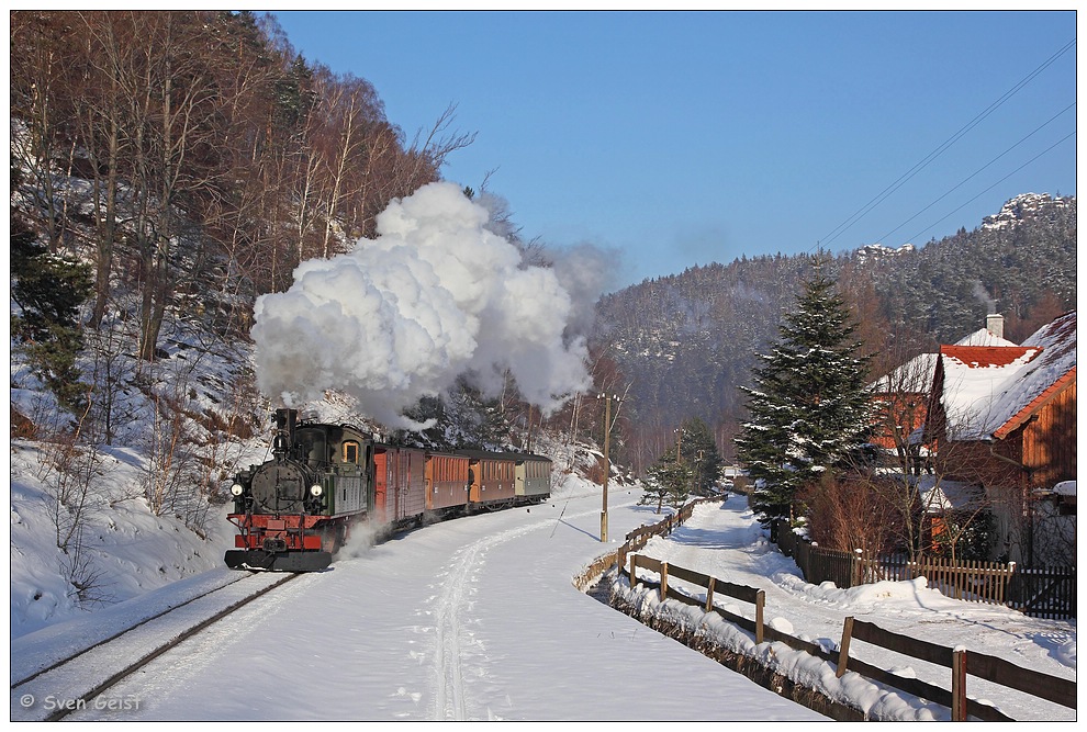 Eine Skispur im Schnee in Oybin