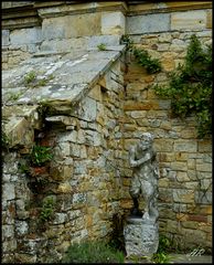 Eine Skulptur im Hever Gardens / Südengland.