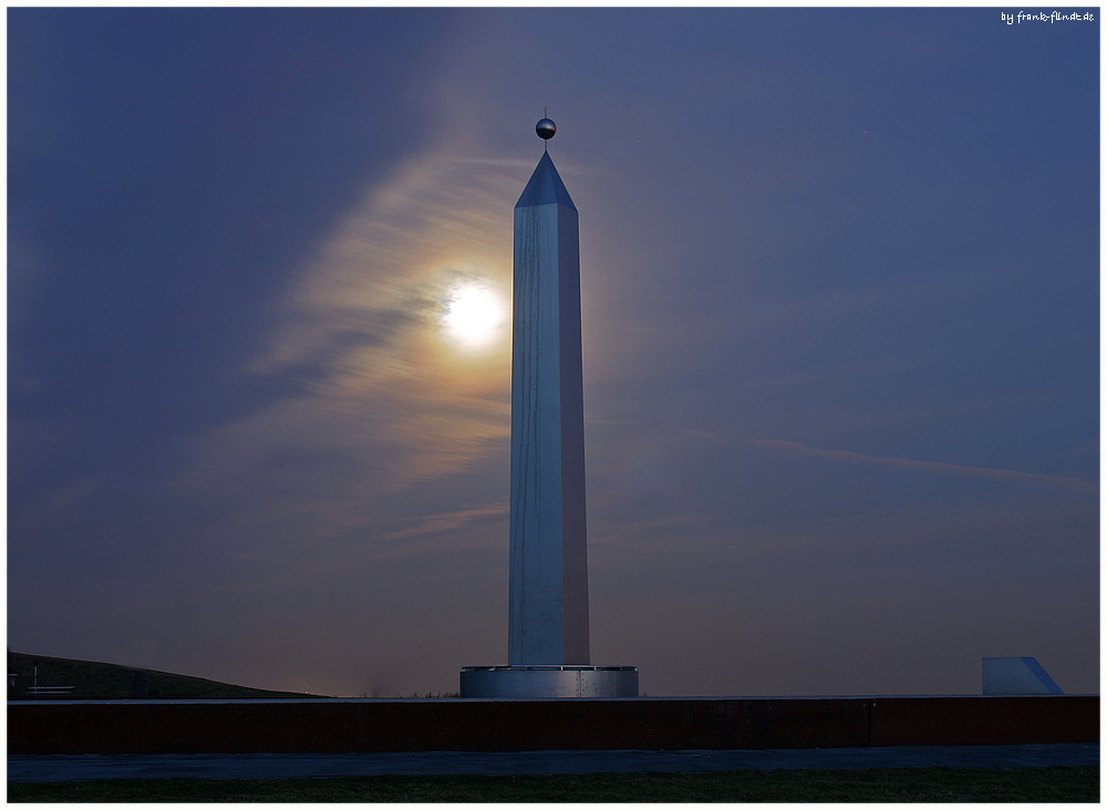 Eine Sonnenuhr bei Vollmond