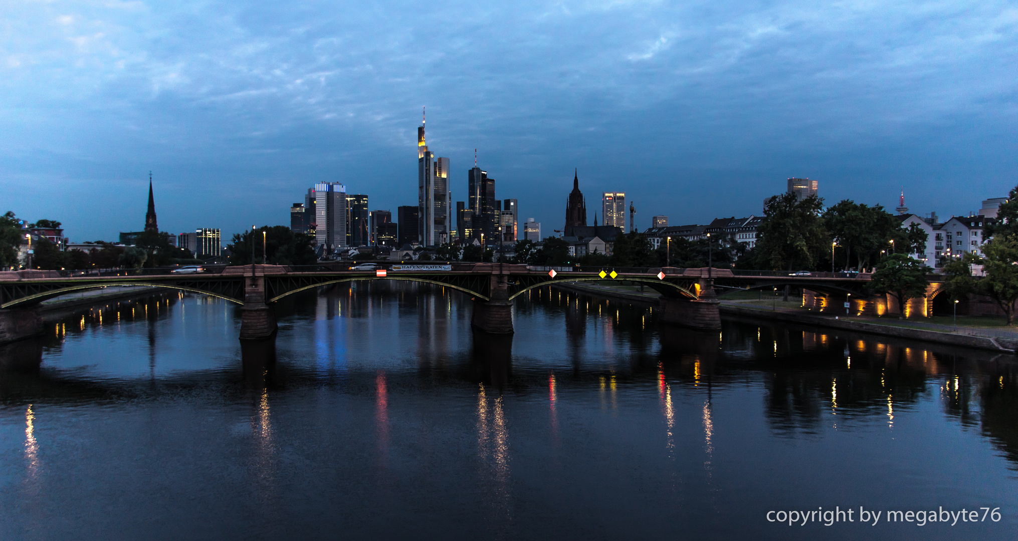 eine stadt beim aufwachen