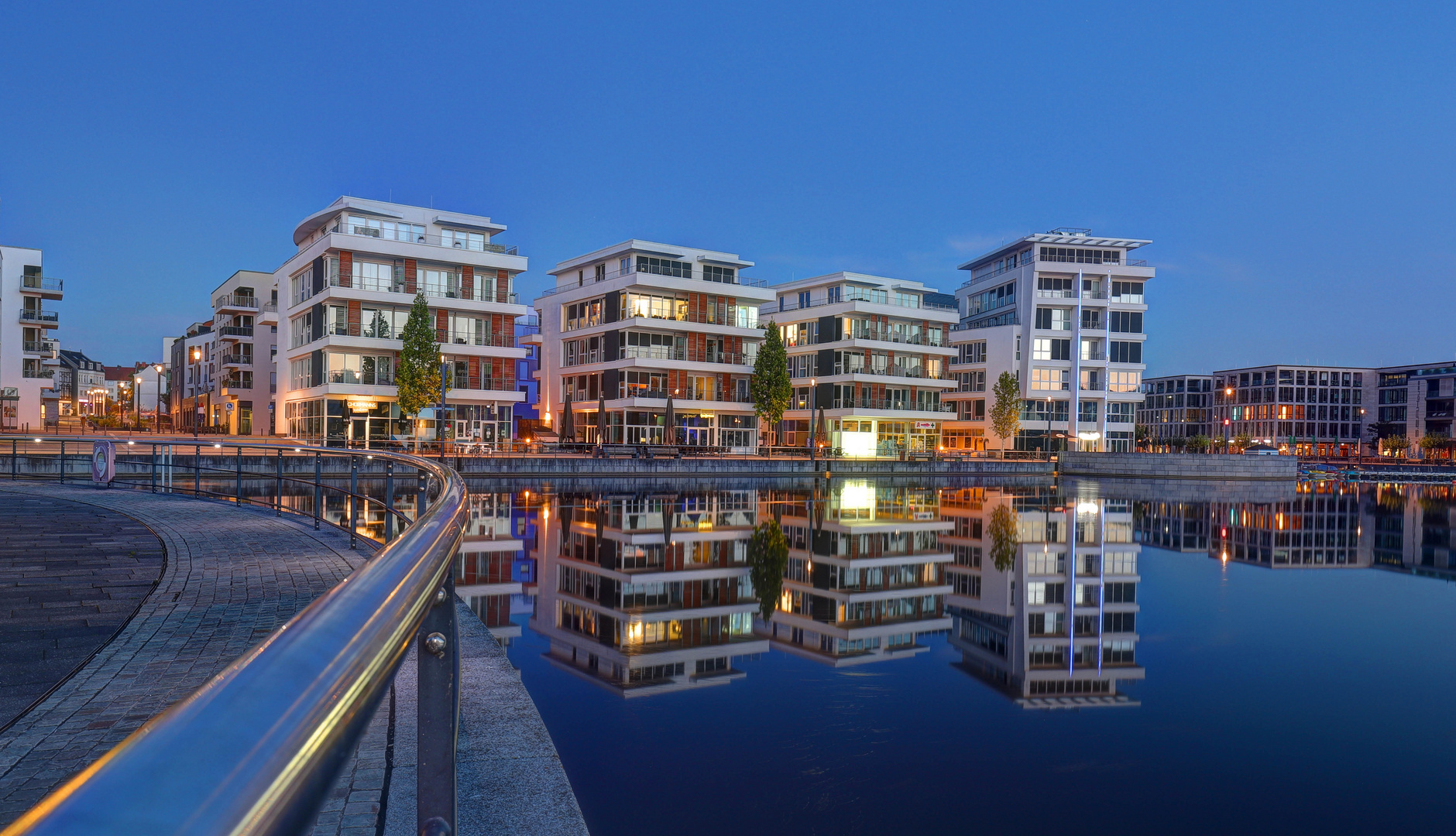  Eine Stadt  erwacht Foto Bild fotos sommer wasser 