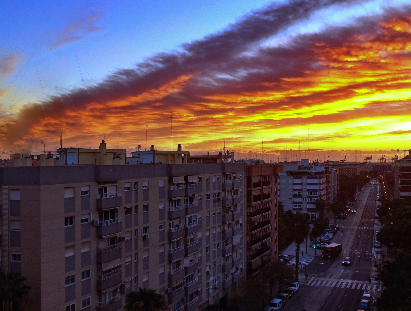 Eine Stadt erwacht mit Sonnenaufgang