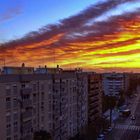 Eine Stadt erwacht mit Sonnenaufgang