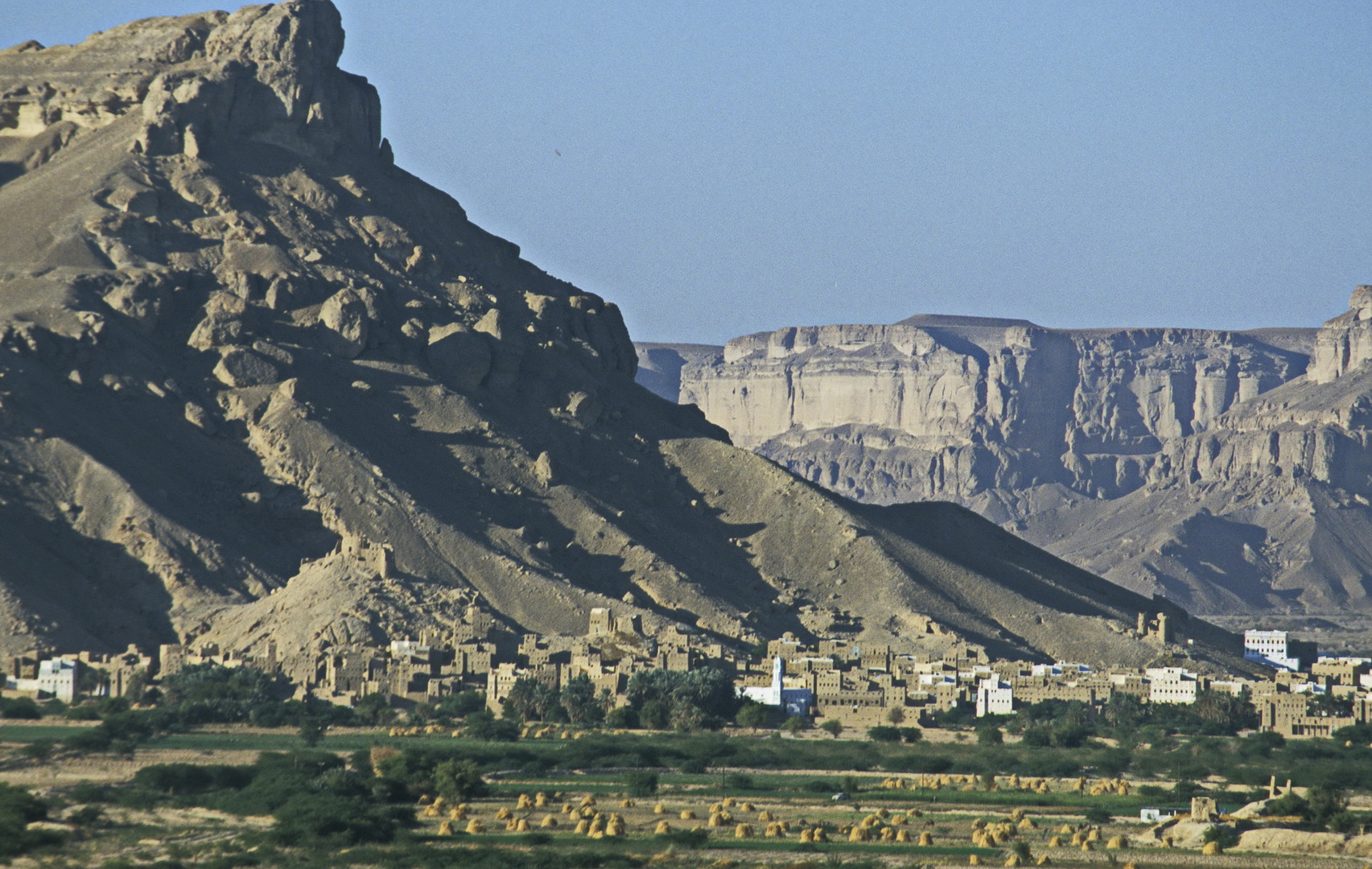 Eine Stadt im Wadi Hadramaut im Yemen inmitten wilder Berge...