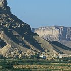 Eine Stadt im Wadi Hadramaut im Yemen inmitten wilder Berge...