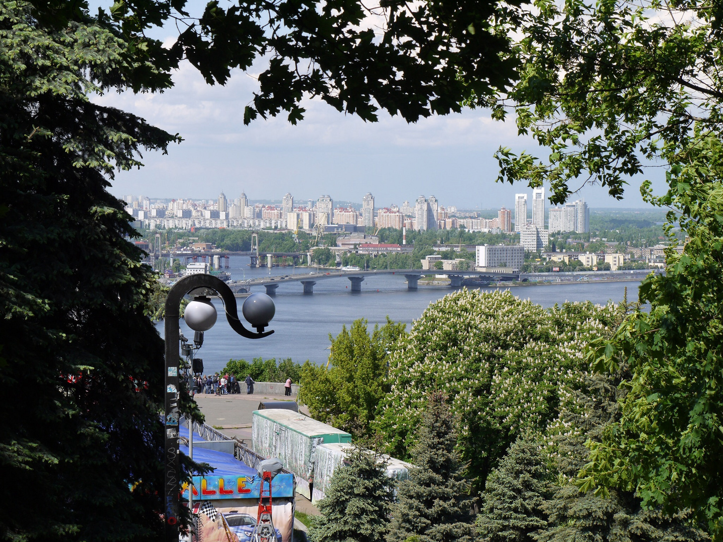 Eine Stadt in einem Park