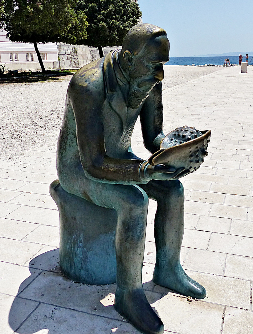 Eine Statue in Zadar