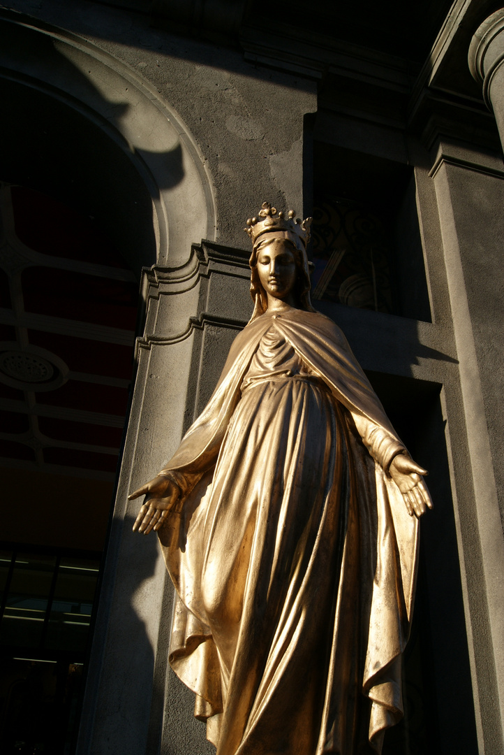 Eine Statur der Jungfrau Marie