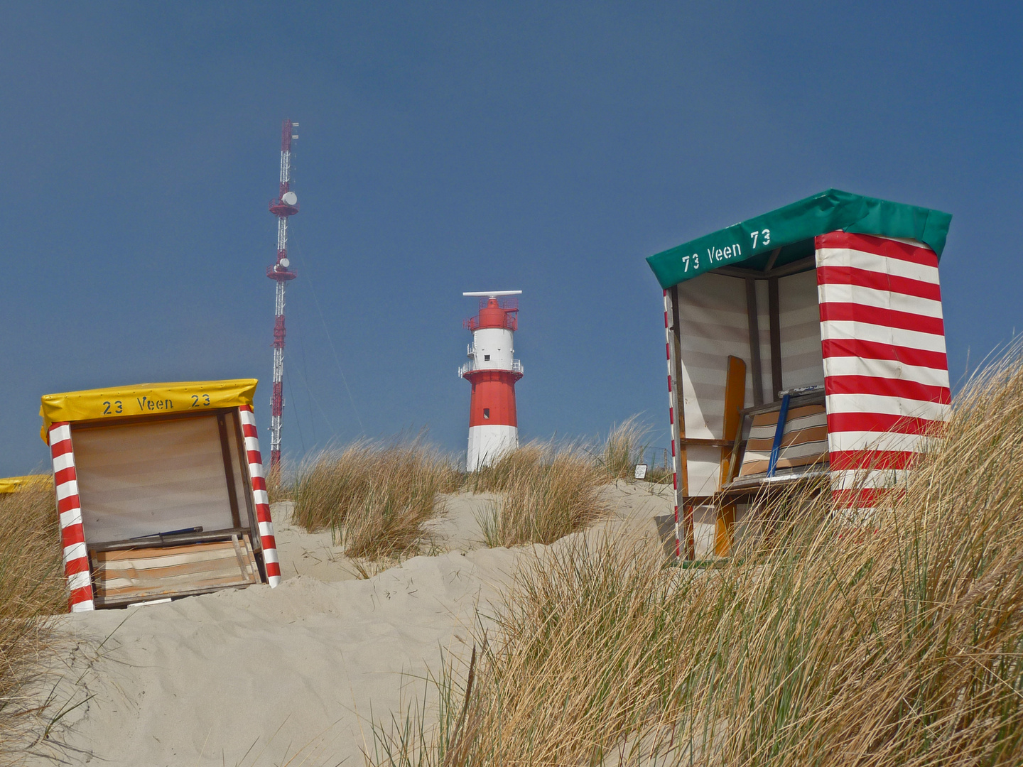 Eine Strandkorblandschaft incl. Leuchturm auf Borkum