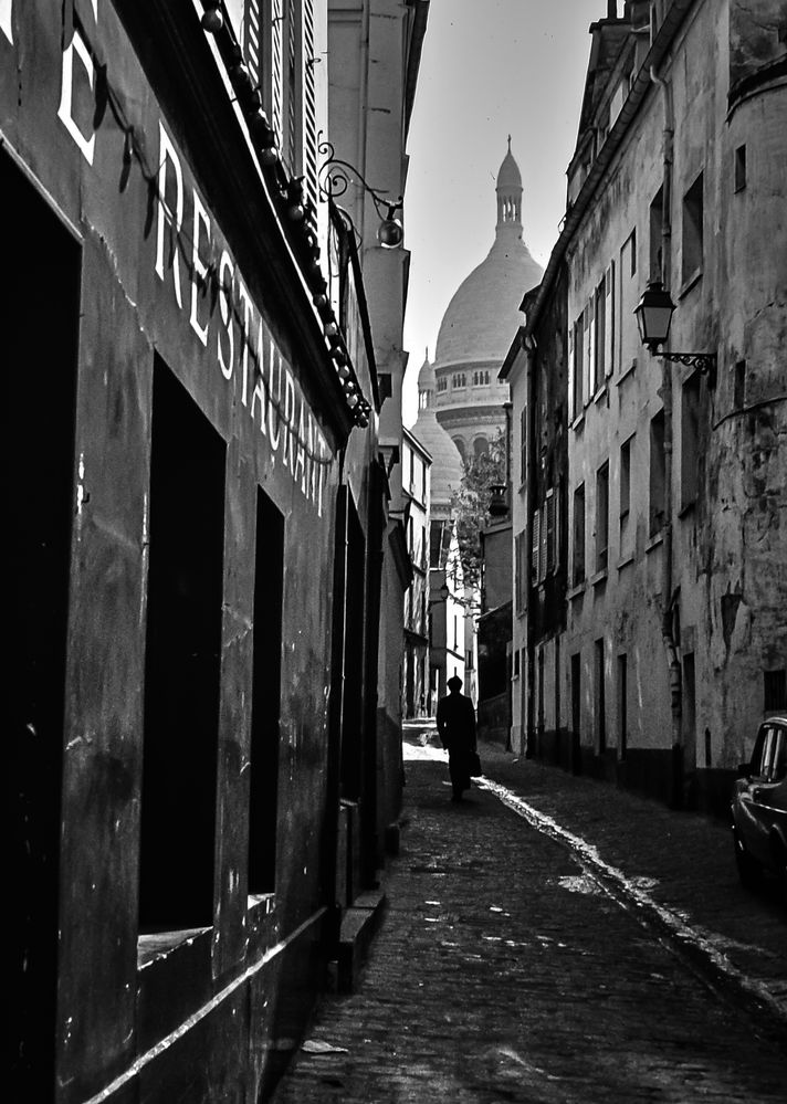 Eine Strasse am Montmartre.        ..120_2562