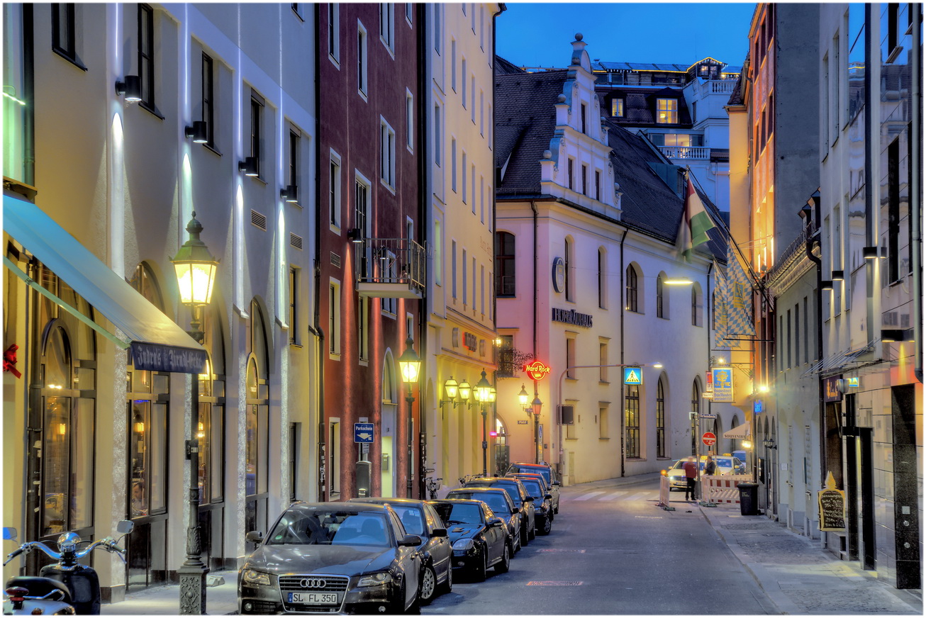 Eine Straße der Münchner Innenstadt bei Nacht