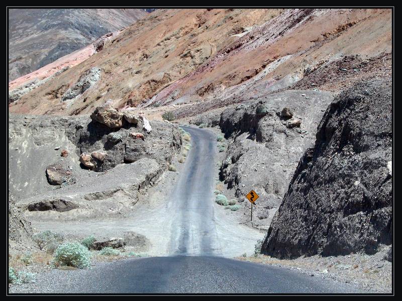 eine Strasse durch die Felsen