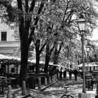 Eine Straße in Ljubljana in Schwarz-Weiß