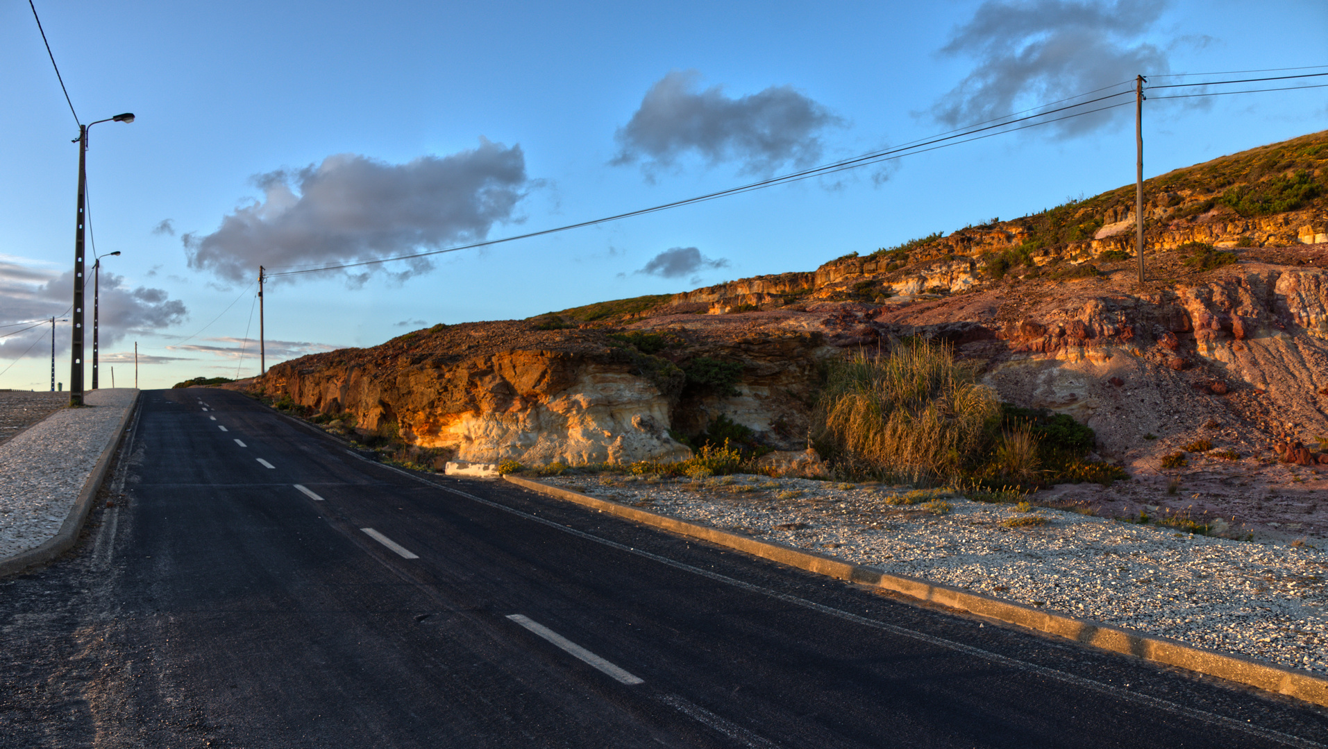 Eine Straße in Sao Juliao in Portugal