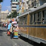 Eine Straßenbahn erkämpft sich ihren Weg