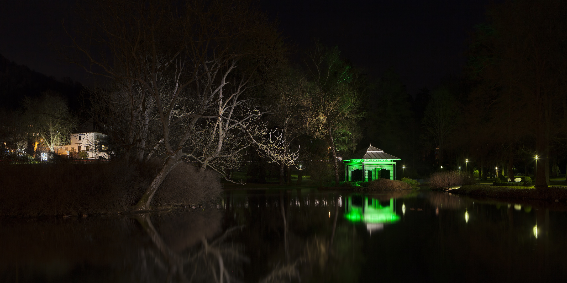 Eine Studie in Grün I – Der Pavillon im Kurpark Rheinhardshausen