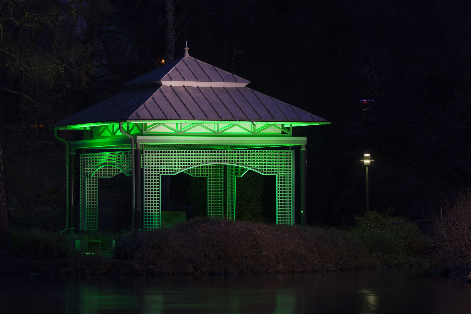 Eine Studie in Grün IV – Der Pavillon im Kurpark Rheinhardshausen