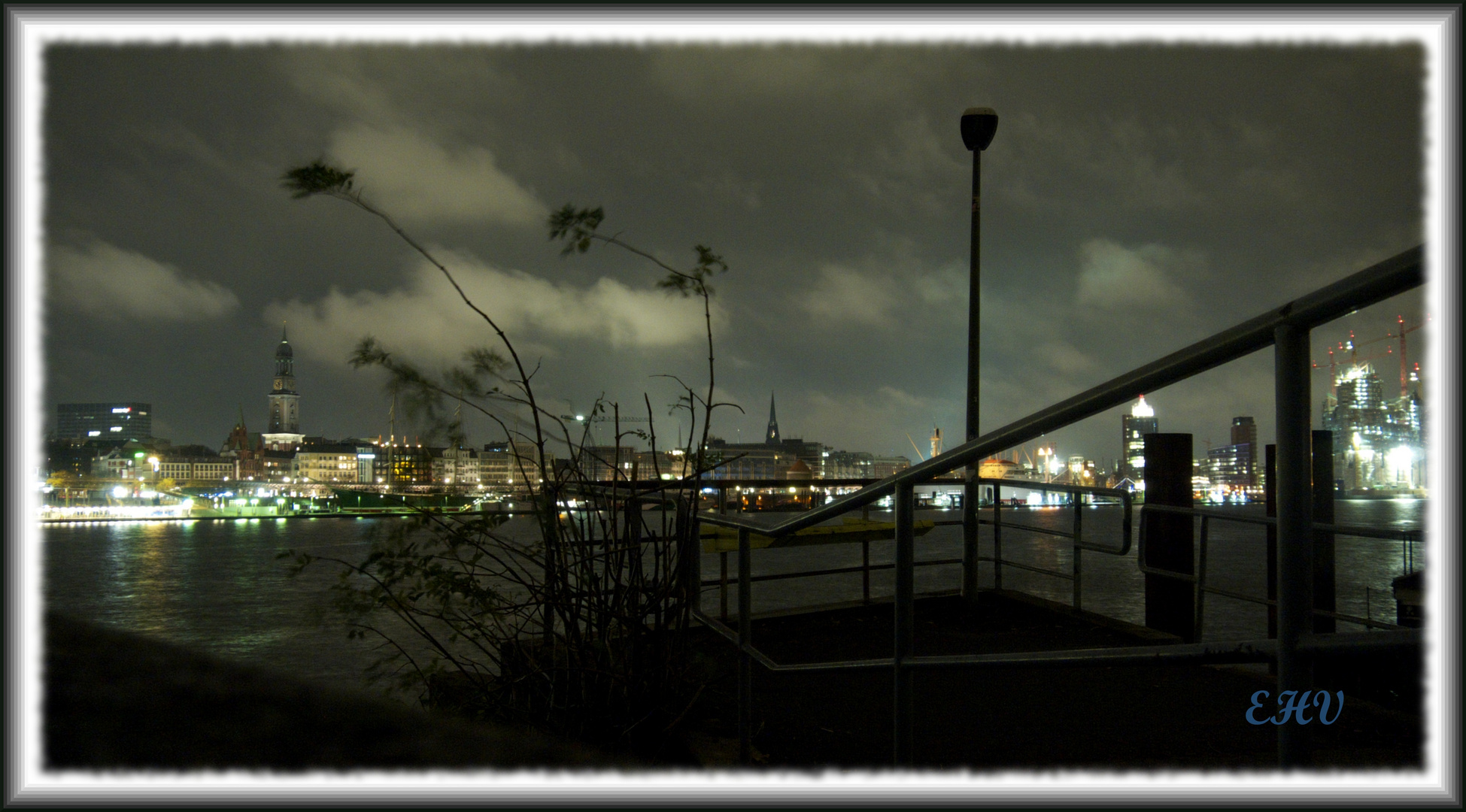 Eine stürmische und sehr kalte Nacht am Hamburger Hafen