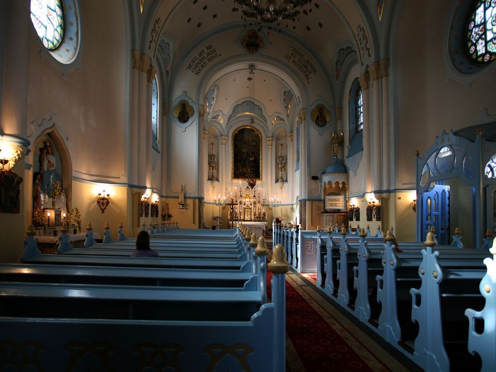 Eine Stunde in der blauen Kirche von Krencey 