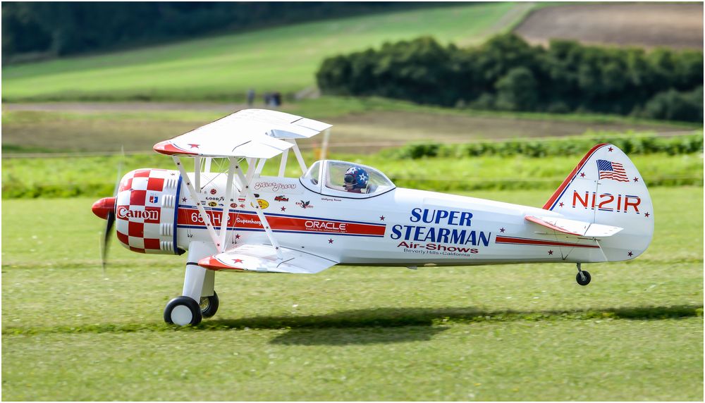 Eine Super Stearman startet