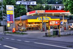 Eine Tankstelle am späten Abend in Mainz Weisenau