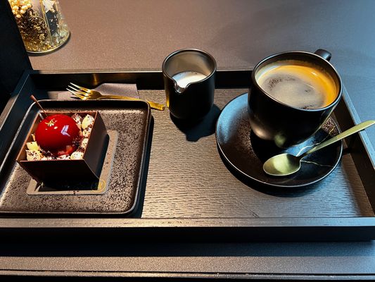 Eine - teure - Köstlichkeit in der Patisserie "Johanna"